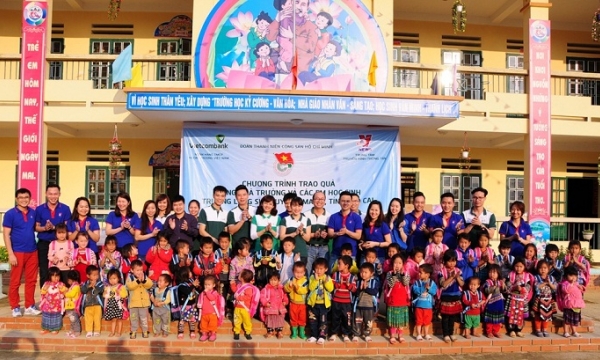 Đoàn Thanh niên Vietcombank đến với trẻ em vùng cao